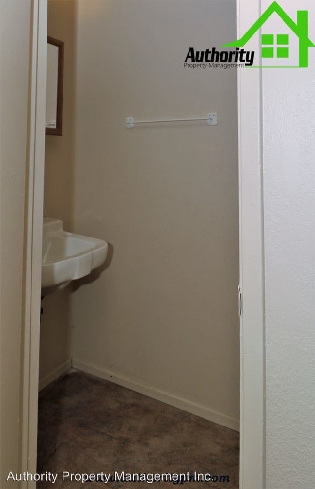 Building Photo - 608 Hartnell Ave