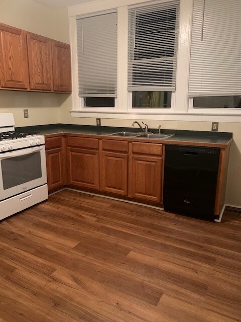 Kitchen - 1581 Lee St E