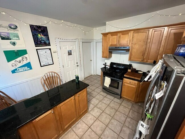 Building Photo - 4 Bedroom 6 min Walk from the Green Line