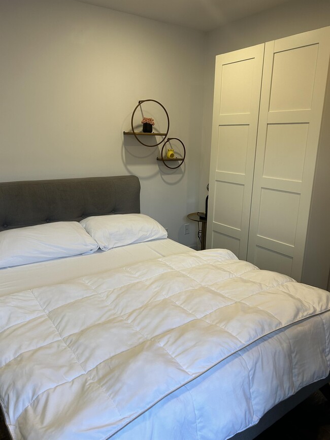 Building Photo - 2020 R. Saint-Denis