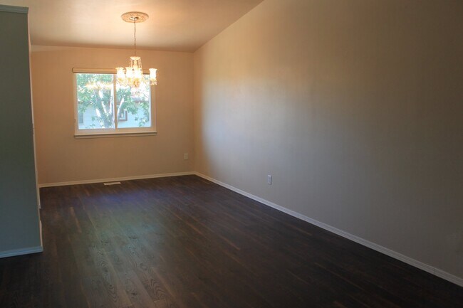 Building Photo - 2130 Crystal River Dr