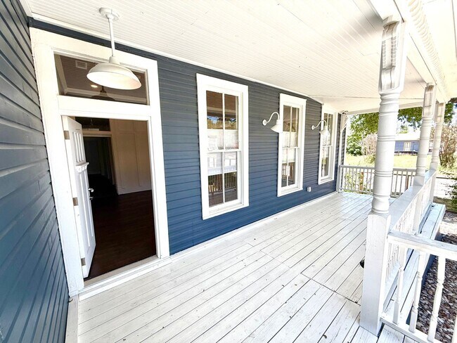 Foto del edificio - **APPLICATION RECEIVED** AVAILABLE NOW! Ja...