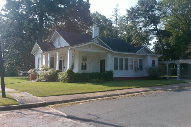 Building Photo - "Charming 4-Bedroom Home with Hardwood Flo...