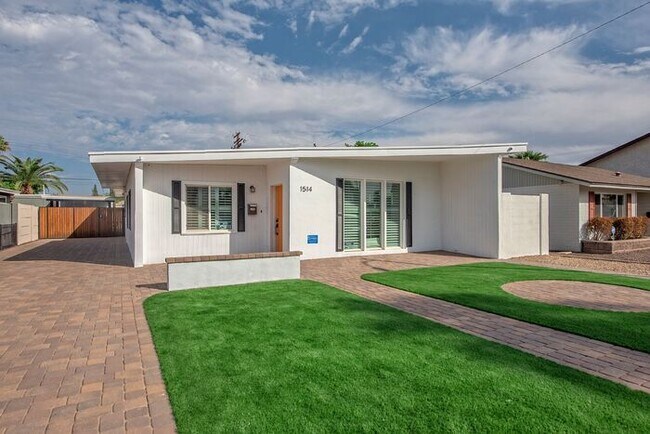 Foto del edificio - Beautiful Bungalow Home with Heated Pool on Golf Course