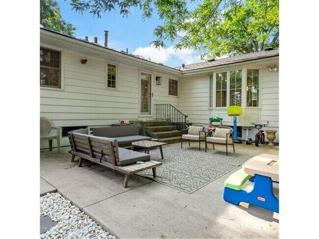 Foto del edificio - 4520 Vandervork Ave