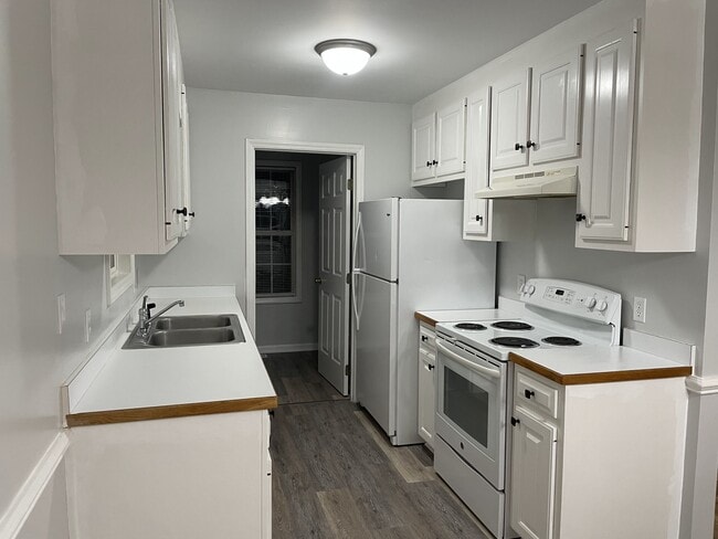 Kitchen - 104 Ironwood Ln