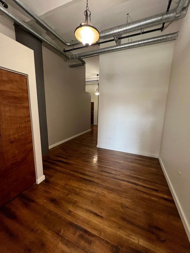 Building Photo - Updated Two Bedroom Loft Available Downtown!