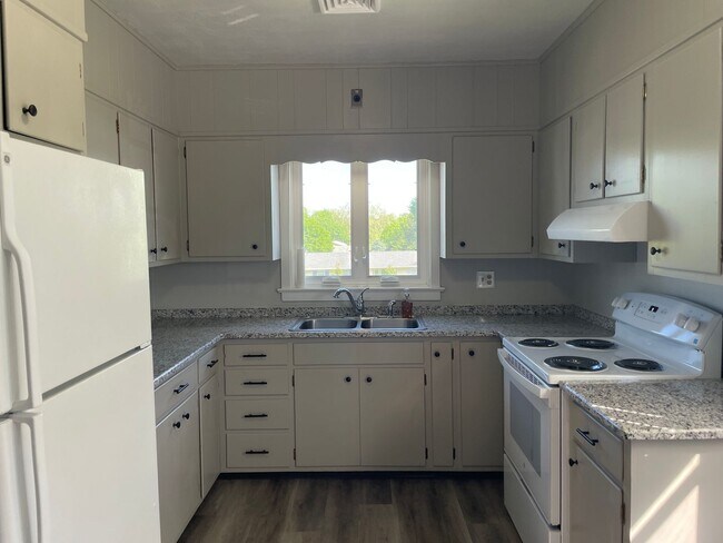Foto del edificio - Charming NEWLY RENOVATED 2 Bedroom Apartme...
