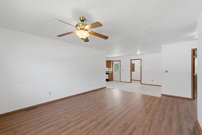 Foto del edificio - 2 Bed | 2 Bath | 1 Car Garage Home! 1000 sqft located in SPARTA!