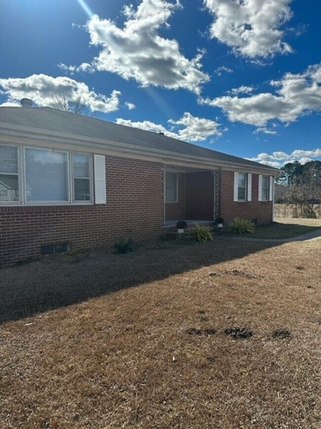 Building Photo - 3 Bed/1 Bath Home - Convenient Location