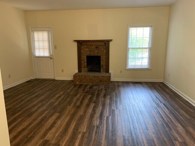 Foto del edificio - 2 brm 2 bath Duplex, washer/dryer hook up, NEW COUNTERTOPS.  Pets negotiable