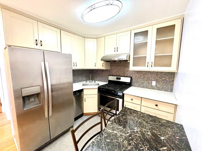 Building Photo - 3728 Judah St