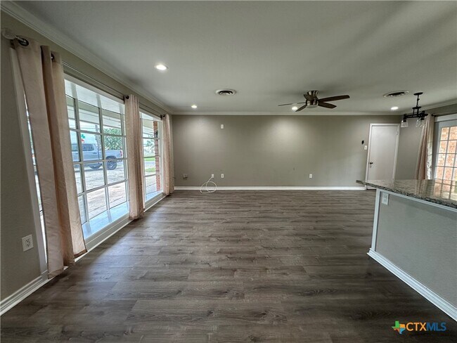 Foto del edificio - 1302 Canary Ln