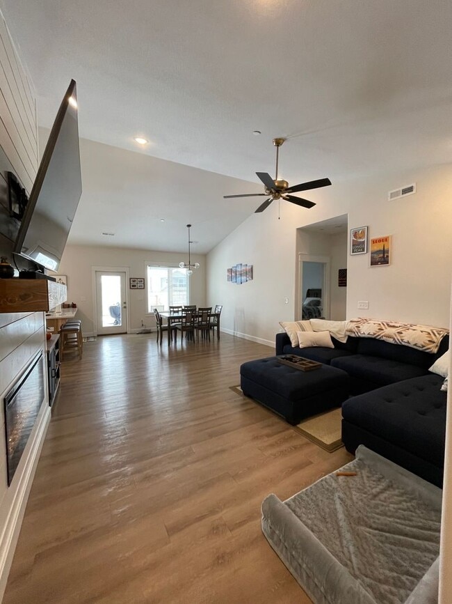 Foto del edificio - ADORABLE HOME EXREMELY CLOSE TO FORT RILEY! FENCED BACKYARD!