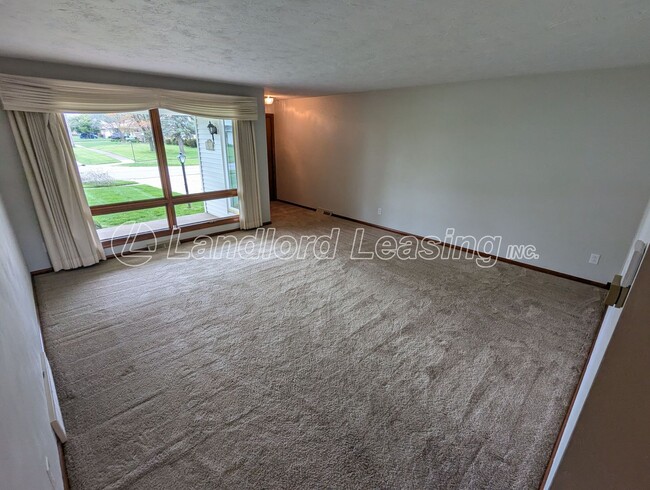 Foto del edificio - Charming 3-Bedroom Ranch with Spacious Lay...