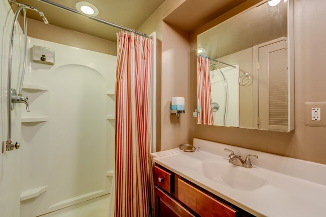 Baño - 4411 38th St NW