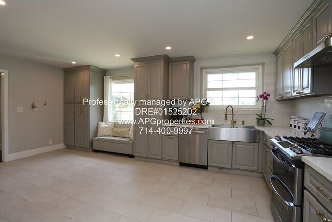 Foto del edificio - Newly Updated 5 Bedroom 3 Bathroom Home wi...