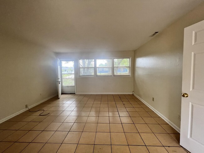 Foto del edificio - 3611 S Lakewood Dr
