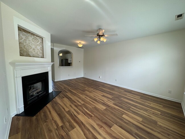 Building Photo - 2 Bedroom, 2 1/2 Bath Townhouse in Morrisv...