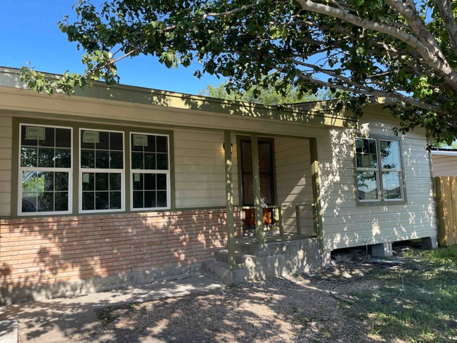 Building Photo - 1218 Vance Dr