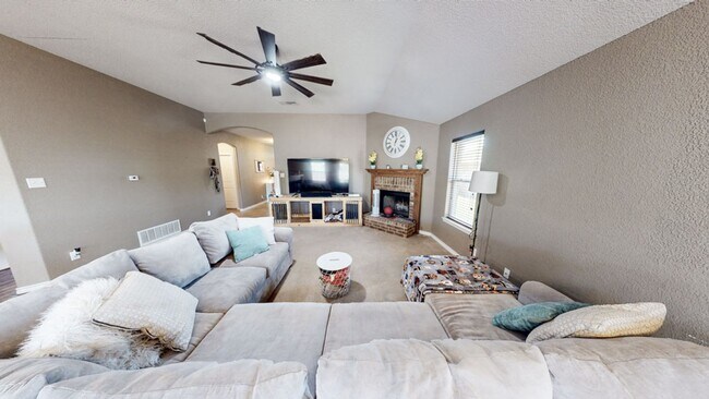 Foto del edificio - LIMITED-TIME MOVE-IN SPECIAL: Two Weeks Free Rent! Spacious 3 Bedroom, 2 Full Bath, with Attached...