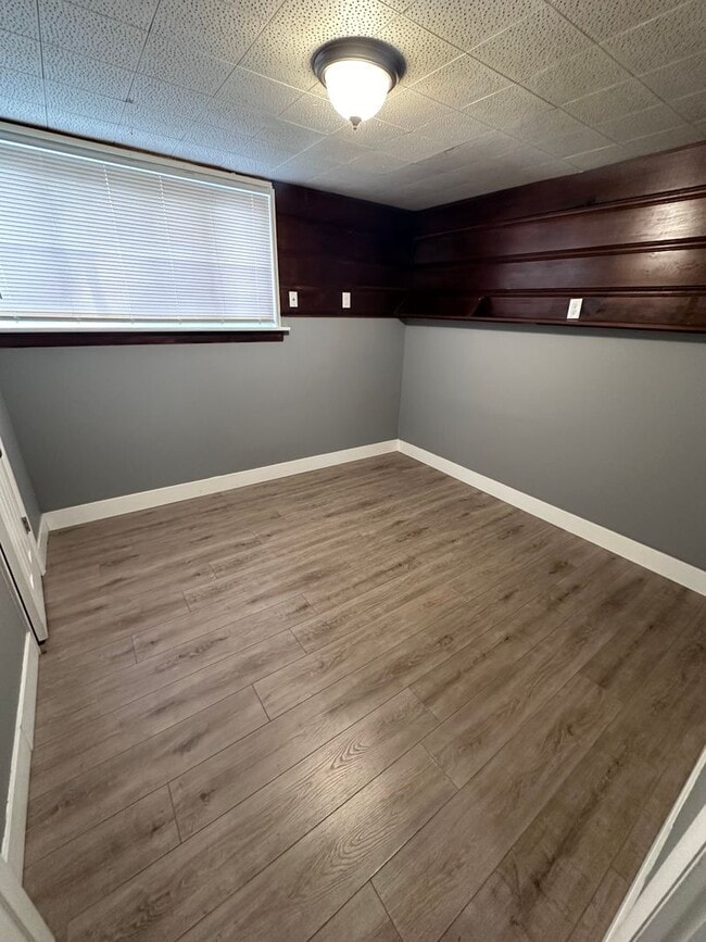 Building Photo - $1495 - 3 bedroom/ 1.5 bathroom - Beautifu...