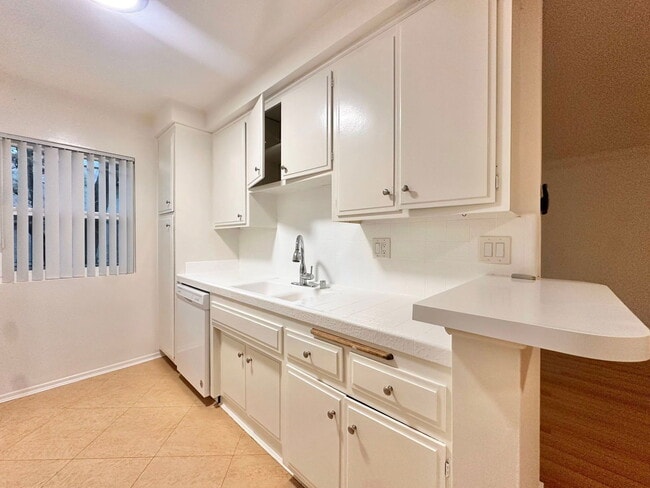 Building Photo - 1432 N Fairfax Ave