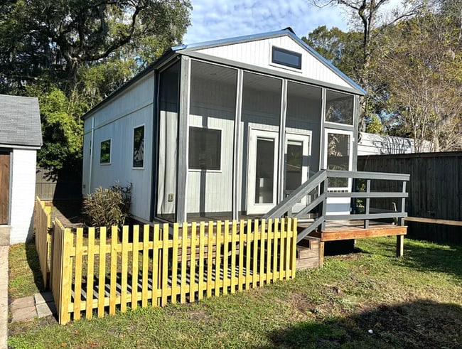 Building Photo - 542 Yale Dr