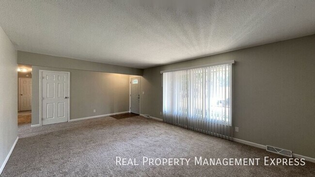 Foto del edificio - Newly Renovated 5 Bed Home w/ 2-Stall Garage