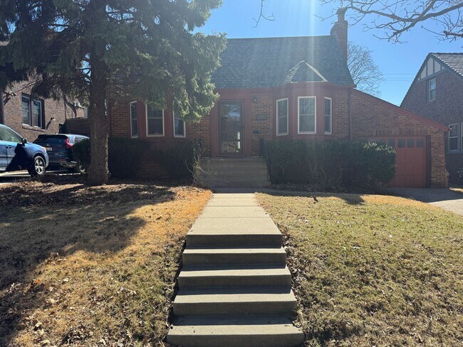 Foto del edificio - Charming Brick Ranch with Finished Basement & Fenced Yard