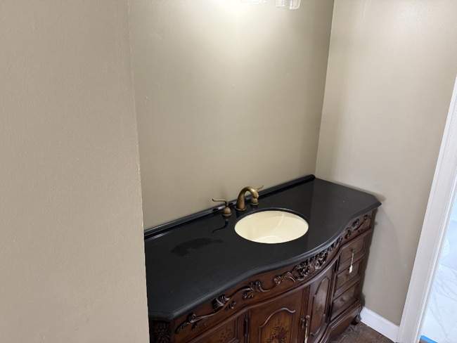 Building Photo - 2144 Rexford Rd