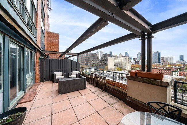 Building Photo - 205 10th St