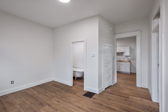 Building Photo - 332 E 9th St