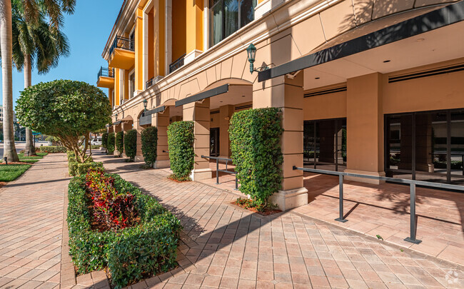 Sidewalk View - 200 E Palmetto Park Rd