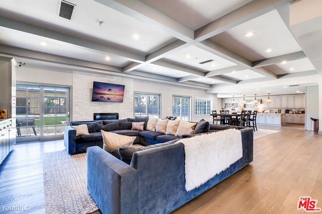 Foto del edificio - 7 br, 6 bath House - 17153 Rayen St