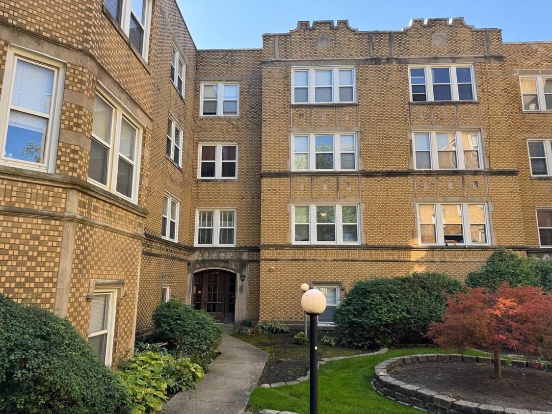 Building Photo - 6316 N Richmond St