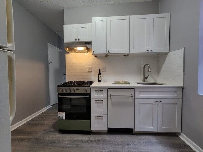 Building Photo - 5616 Hudson Ave