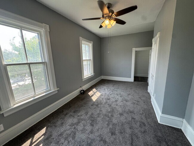 Foto del edificio - 3 Bed, 1.5 Bath Home with Huge Yard, Deck ...