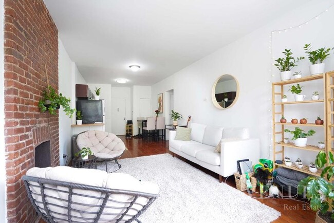 Building Photo - INCREDIBLE 1BR – PRIME SAINT NICHOLAS – BR...