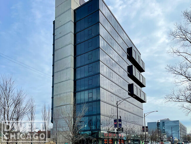 Foto del edificio - 2295 N Milwaukee Ave