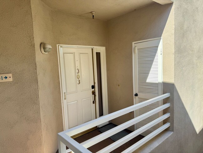 Building Photo - PENTHOUSE-STYLE UNIT IN SIGNAL HILL  w/180 degree Views 3Br/2Ba $3900mo