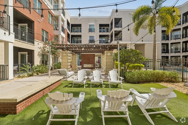 Área de la piscina - Varela Westshore Apartments