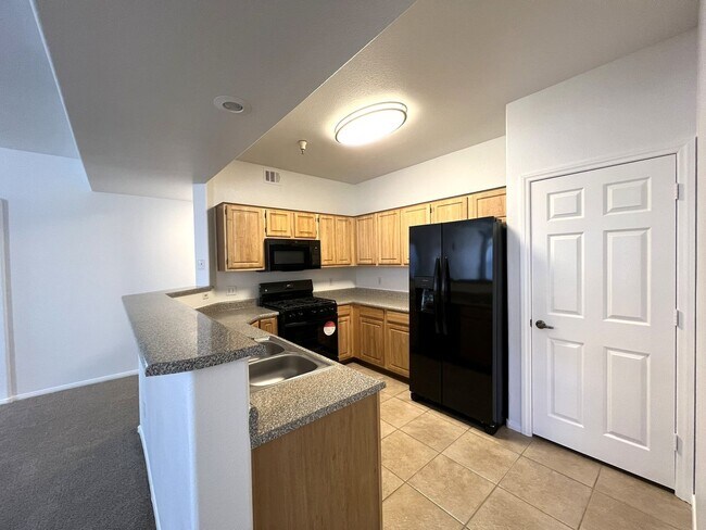 Foto del edificio - 3 Bedroom Condo with 1 Car Garage