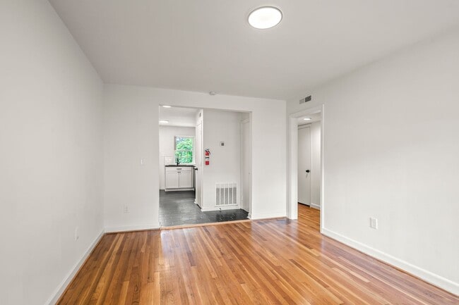 Foto del edificio - 1640 W Northwest Blvd