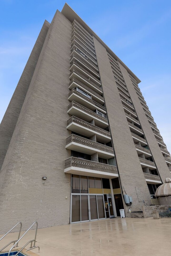 Building Photo - Beautiful sub penthouse in Downtown Tulsa!
