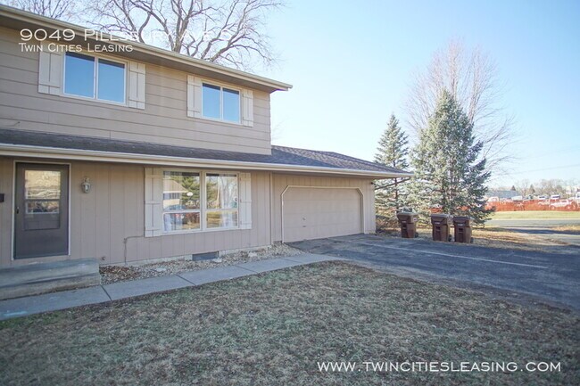 Foto del edificio - 3 Bedrooms Top Level w/ Full Bath - 2 Car ...