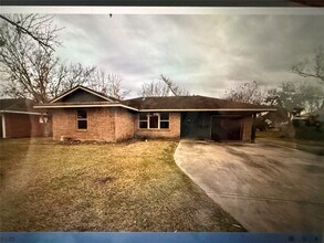 Building Photo - 104 Mimosa St