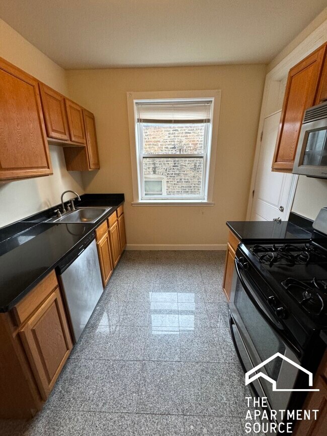 Foto del edificio - 2440 N Hamlin Ave