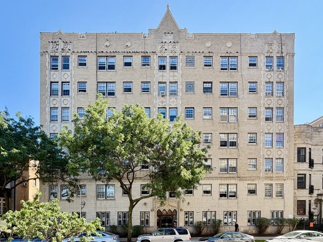 Building Photo - 912 W Leland Ave