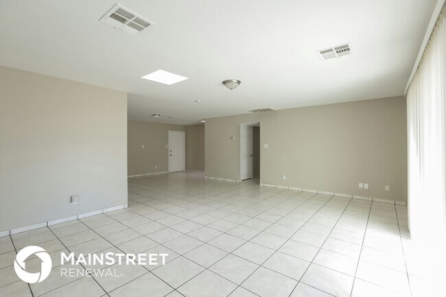 Building Photo - 2932 N 46th Ave